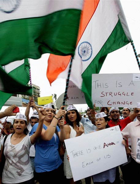 अन्‍ना के समर्थन में उतरा बॉलीवुड...| हर दिल में अन्ना