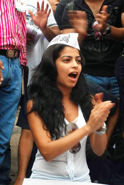 अन्‍ना के समर्थन में उतरा बॉलीवुड...| हर दिल में अन्ना