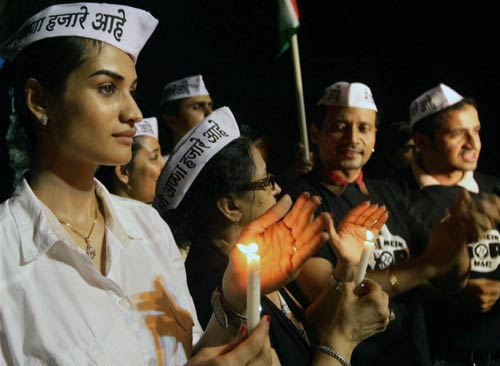 अन्‍ना के समर्थन में उतरा बॉलीवुड...| हर दिल में अन्ना