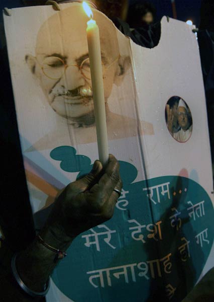 अन्‍ना के समर्थन में उतरा बॉलीवुड...| हर दिल में अन्ना