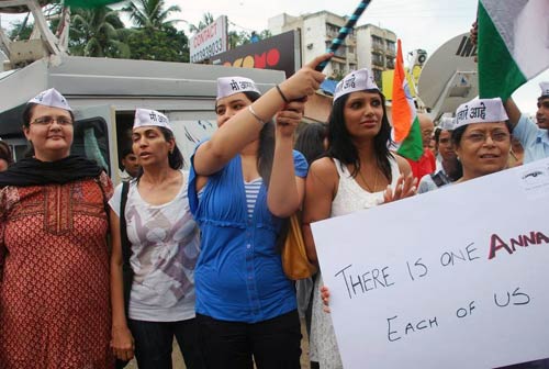 अन्‍ना के समर्थन में उतरा बॉलीवुड...| हर दिल में अन्ना