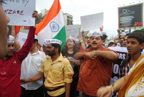 अन्‍ना के समर्थन में उतरा बॉलीवुड...| हर दिल में अन्ना