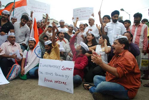 अन्‍ना के समर्थन में उतरा बॉलीवुड...| हर दिल में अन्ना