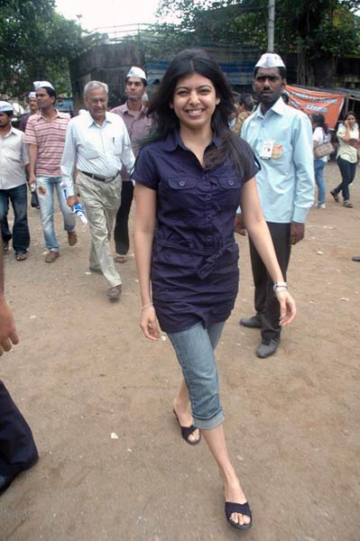 अन्‍ना के समर्थन में उतरा बॉलीवुड...| हर दिल में अन्ना