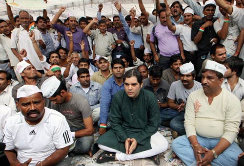 नेताओं का रवैया और अन्‍ना का आंदोलन...| हर ओर अन्‍ना