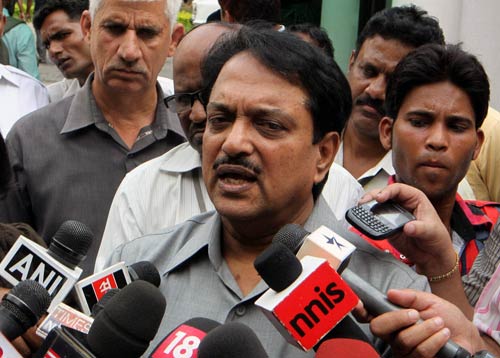 नेताओं का रवैया और अन्‍ना का आंदोलन...| हर ओर अन्‍ना