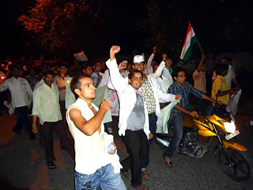 21 अगस्‍त 2011: लोगों ने आजतक को भेजी तस्‍वीरें | जनता का समर्थन