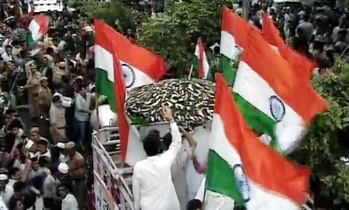 तिहाड़ से रामलीला मैदान पहुंचे अन्‍ना | आपकी तस्‍वीरें