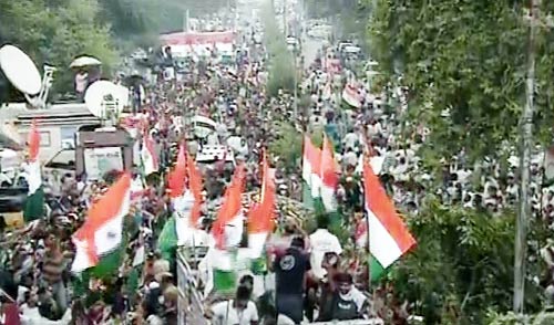 तिहाड़ से रामलीला मैदान पहुंचे अन्‍ना | आपकी तस्‍वीरें