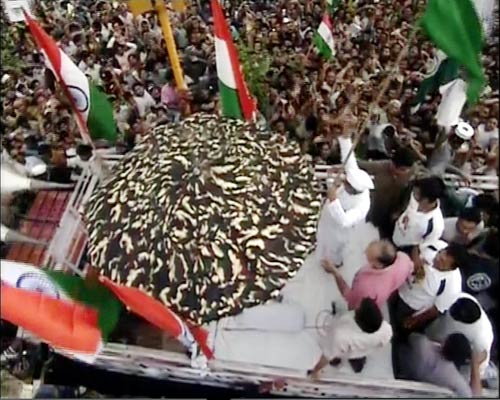 तिहाड़ से रामलीला मैदान पहुंचे अन्‍ना | आपकी तस्‍वीरें