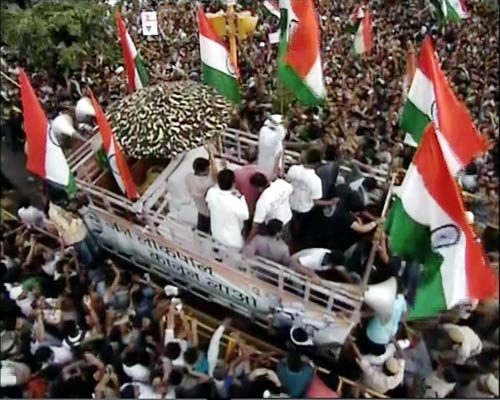 तिहाड़ से रामलीला मैदान पहुंचे अन्‍ना | आपकी तस्‍वीरें