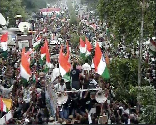 तिहाड़ से रामलीला मैदान पहुंचे अन्‍ना | आपकी तस्‍वीरें