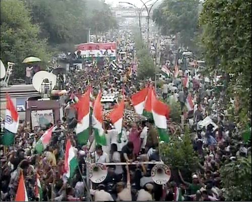 तिहाड़ से रामलीला मैदान पहुंचे अन्‍ना | आपकी तस्‍वीरें