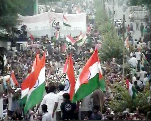 तिहाड़ से रामलीला मैदान पहुंचे अन्‍ना | आपकी तस्‍वीरें