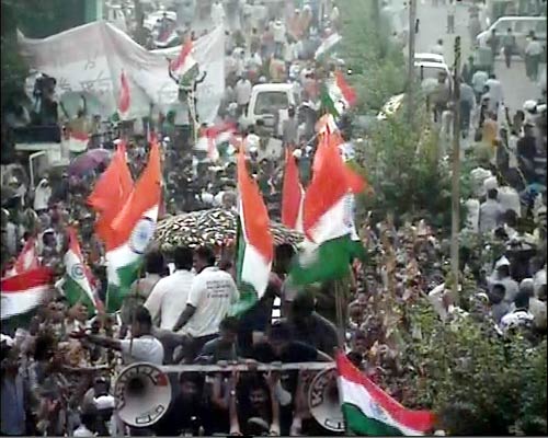 तिहाड़ से रामलीला मैदान पहुंचे अन्‍ना | आपकी तस्‍वीरें