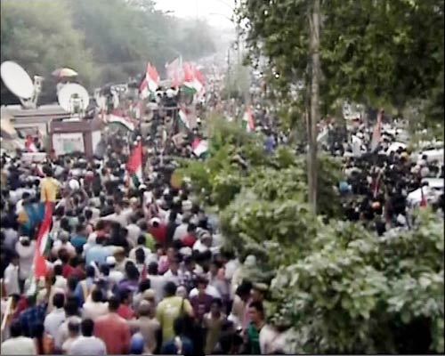 तिहाड़ से रामलीला मैदान पहुंचे अन्‍ना | आपकी तस्‍वीरें