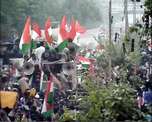 तिहाड़ से रामलीला मैदान पहुंचे अन्‍ना | आपकी तस्‍वीरें