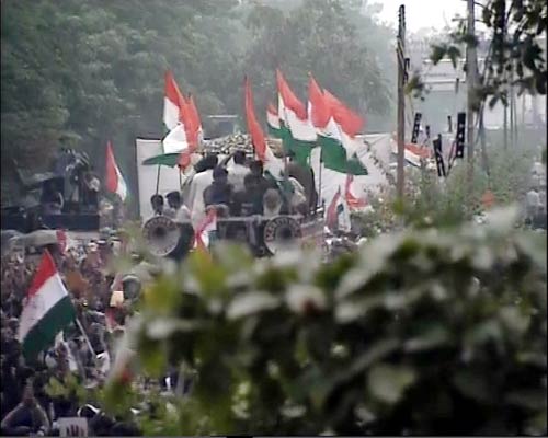 तिहाड़ से रामलीला मैदान पहुंचे अन्‍ना | आपकी तस्‍वीरें