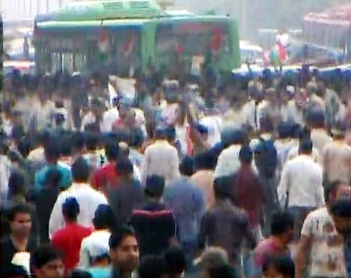 तिहाड़ से रामलीला मैदान पहुंचे अन्‍ना | आपकी तस्‍वीरें