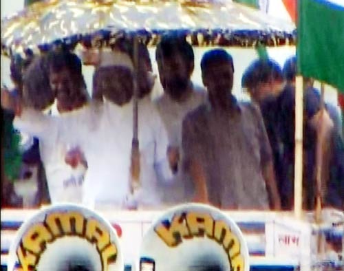 तिहाड़ से रामलीला मैदान पहुंचे अन्‍ना | आपकी तस्‍वीरें