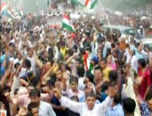 तिहाड़ से रामलीला मैदान पहुंचे अन्‍ना | आपकी तस्‍वीरें