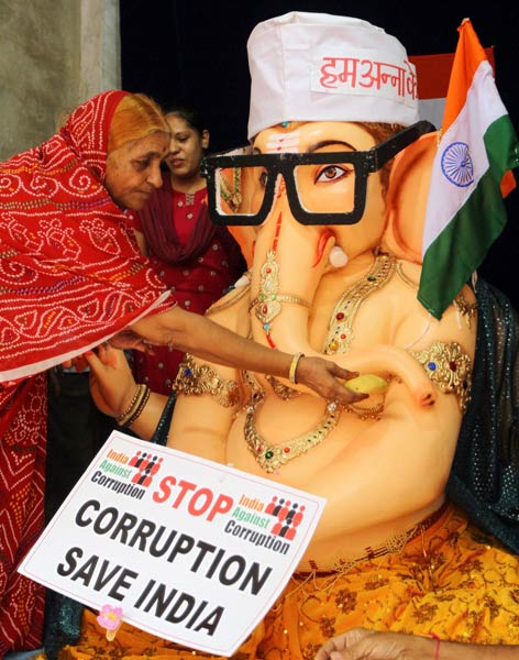 गणेशोत्‍सव की धूम में भक्‍तगण मग्‍न |  मंत्र करेंगे बेड़ा पार