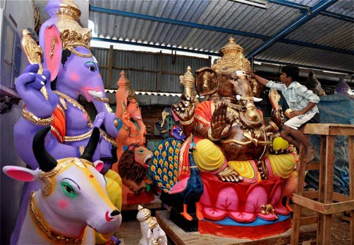 गणेशोत्‍सव की धूम में भक्‍तगण मग्‍न |  मंत्र करेंगे बेड़ा पार