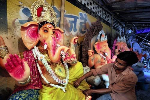 गणेशोत्‍सव की धूम में भक्‍तगण मग्‍न |  मंत्र करेंगे बेड़ा पार