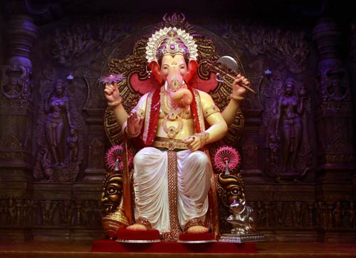 गणेशोत्‍सव की धूम में भक्‍तगण मग्‍न |  मंत्र करेंगे बेड़ा पार