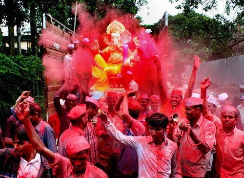 गणेशोत्‍सव की धूम में भक्‍तगण मग्‍न |  मंत्र करेंगे बेड़ा पार