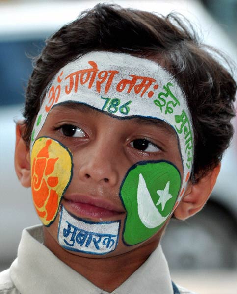 गणेशोत्‍सव की धूम में भक्‍तगण मग्‍न |  मंत्र करेंगे बेड़ा पार