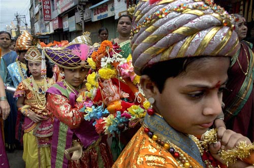 गणेशोत्‍सव की धूम में भक्‍तगण मग्‍न |  मंत्र करेंगे बेड़ा पार