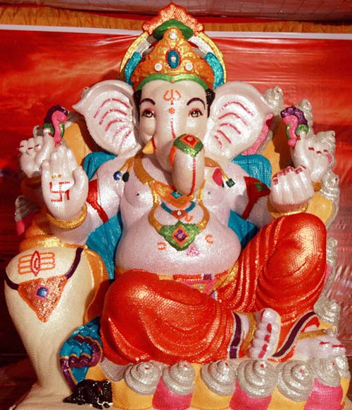 गणेशोत्‍सव की धूम में भक्‍तगण मग्‍न |  मंत्र करेंगे बेड़ा पार