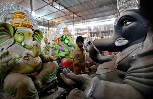 गणेशोत्‍सव की धूम में भक्‍तगण मग्‍न |  मंत्र करेंगे बेड़ा पार