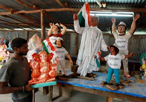 गणेशोत्‍सव की धूम में भक्‍तगण मग्‍न |  मंत्र करेंगे बेड़ा पार