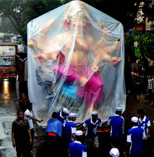 गणेशोत्‍सव की धूम में भक्‍तगण मग्‍न |  मंत्र करेंगे बेड़ा पार