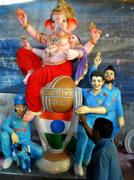 गणेशोत्‍सव की धूम में भक्‍तगण मग्‍न |  मंत्र करेंगे बेड़ा पार