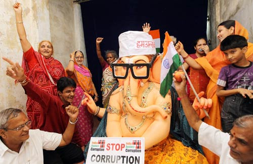 गणेशोत्‍सव की धूम में भक्‍तगण मग्‍न |  मंत्र करेंगे बेड़ा पार