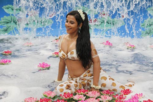 फिल्म ‘डर्टी पिक्चर’ का फर्स्ट लुक... | बोल्‍ड होती विद्या बालन