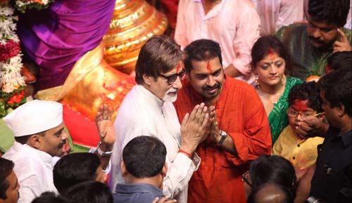 अगले बरस तू जल्‍दी आ... | ऐश्‍वर्या ने की गणपति की पूजा