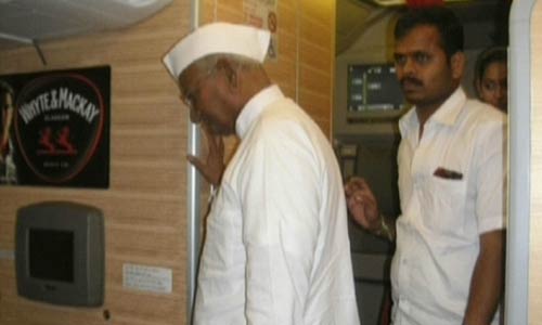 जब रालेगण सिद्धि पहुंचे अन्‍ना हजारे...| जनसंसद की जीत