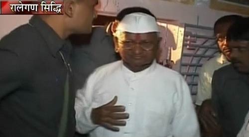 जब रालेगण सिद्धि पहुंचे अन्‍ना हजारे...| जनसंसद की जीत