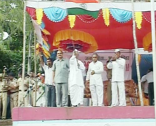 रालेगण सिद्धी में गांववालों के बीच पहुंचे अन्ना हजारे