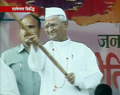 रालेगण सिद्धी में गांववालों के बीच पहुंचे अन्ना हजारे