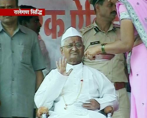 रालेगण सिद्धी में गांववालों के बीच पहुंचे अन्ना हजारे