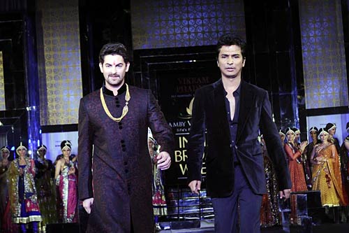 बॉलीवुड परियों से गुलजार हुआ फैशन शो...| हिल्‍टन की पार्टी