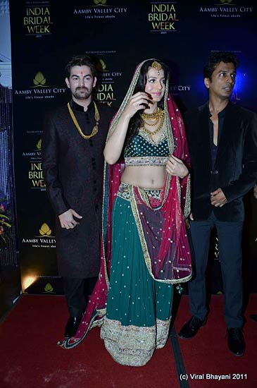 बॉलीवुड परियों से गुलजार हुआ फैशन शो...| हिल्‍टन की पार्टी