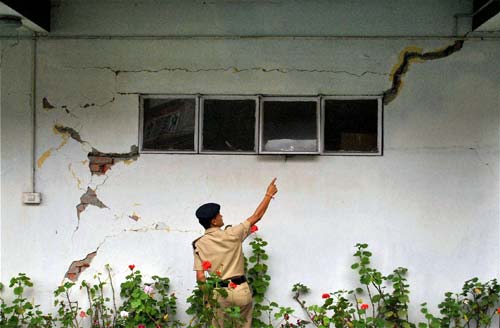 भूकंप के बाद की कुछ और तस्‍वीरें