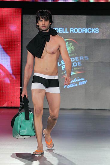 सितारों ने रंगीन किया ब्लेंडर्स प्राइड फैशन टूर । फैशन फोटो