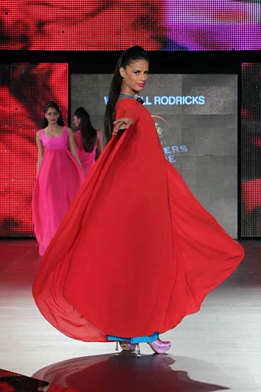 सितारों ने रंगीन किया ब्लेंडर्स प्राइड फैशन टूर । फैशन फोटो